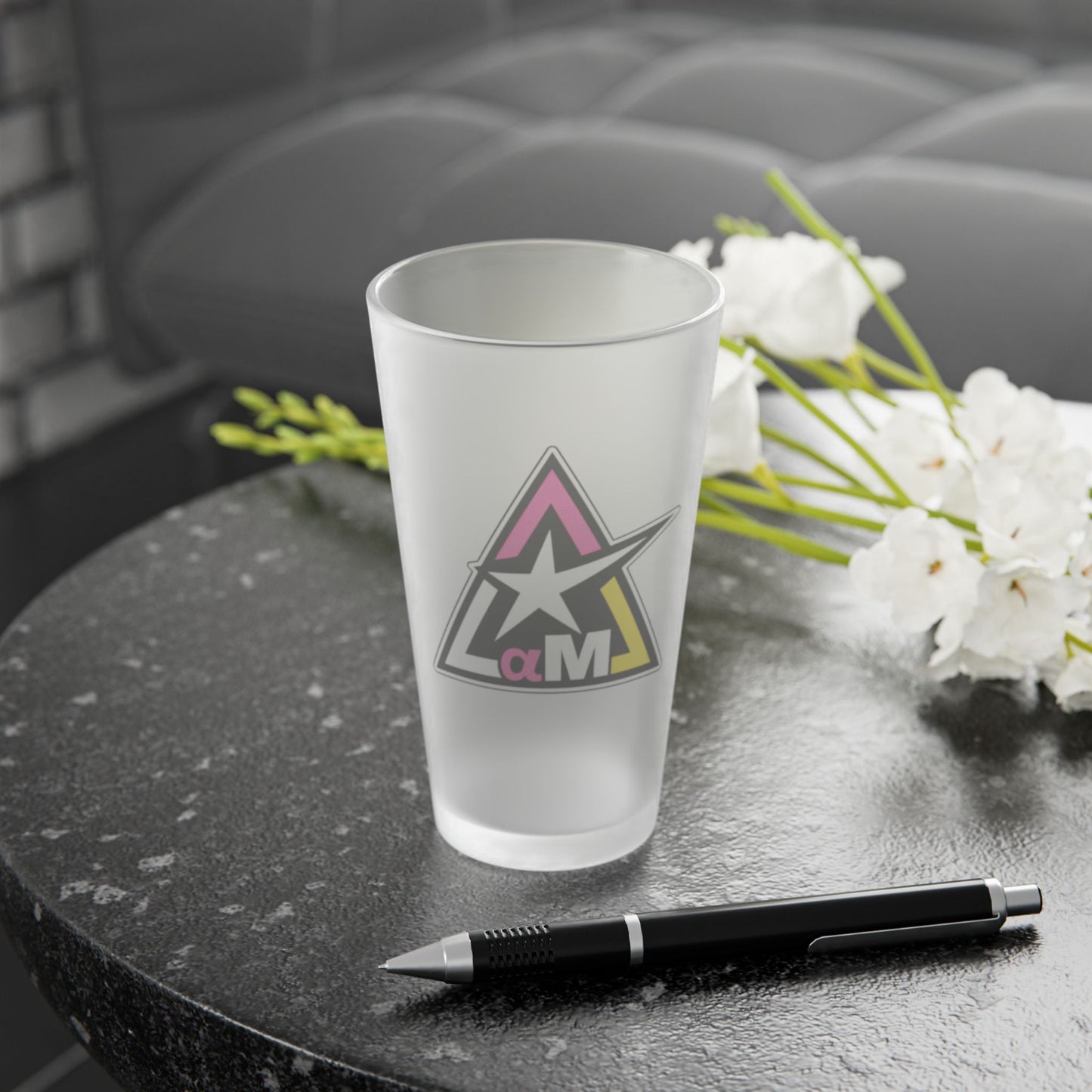 FROSTED PINT GLASS – POUR STRONG. SIP SHARP.