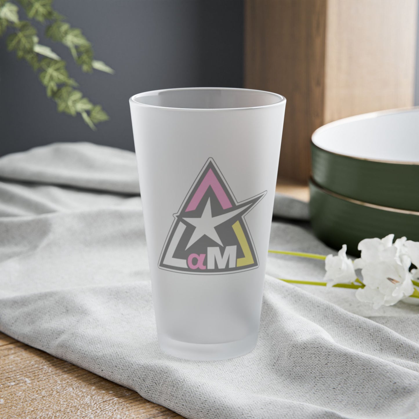 FROSTED PINT GLASS – POUR STRONG. SIP SHARP.